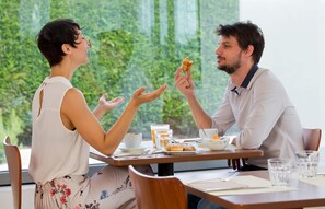 Petit déjeuner préparé sur commande (15 EUR par personne)