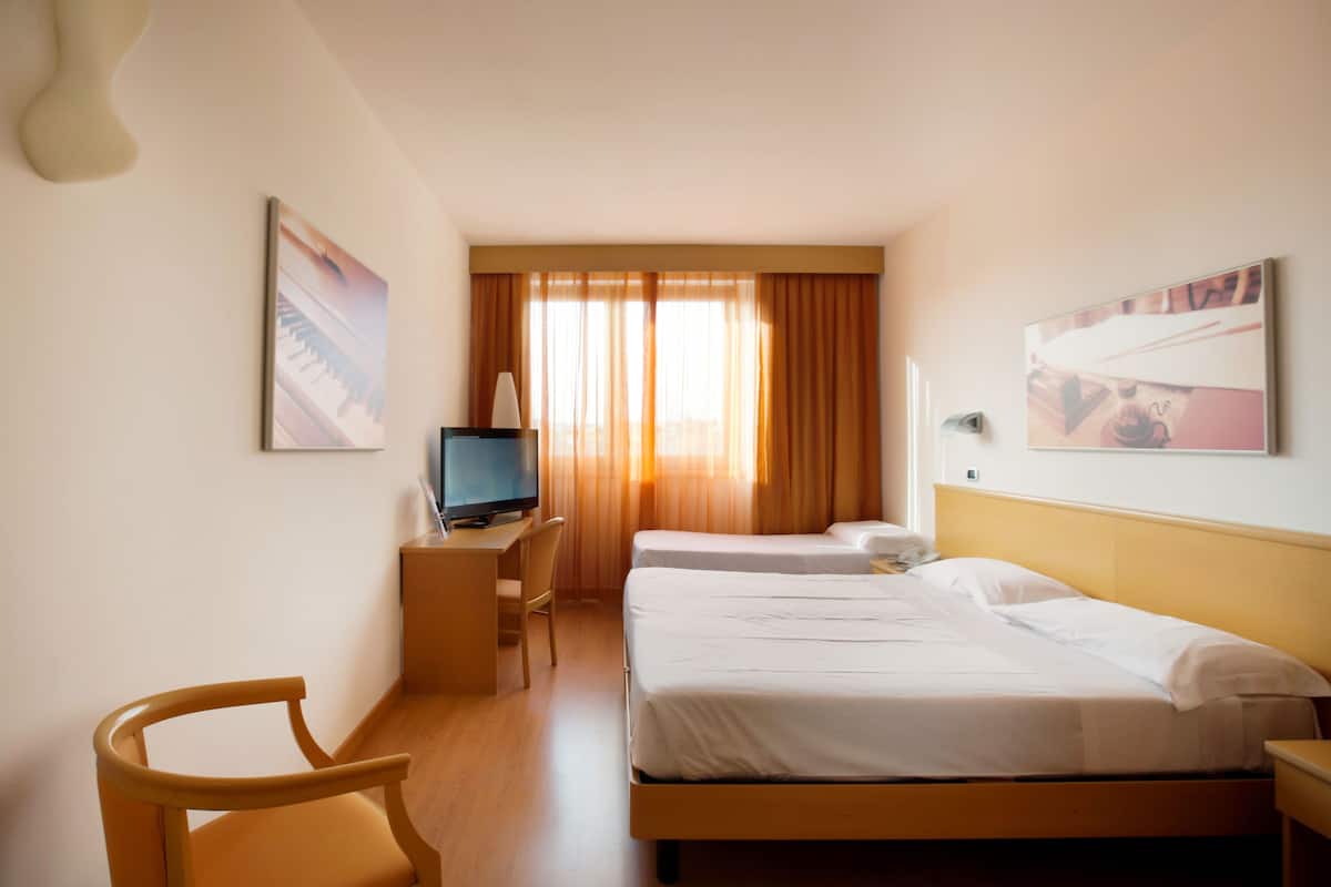 Habitación triple estándar | Ropa de cama de alta calidad, minibar, caja fuerte y escritorio
