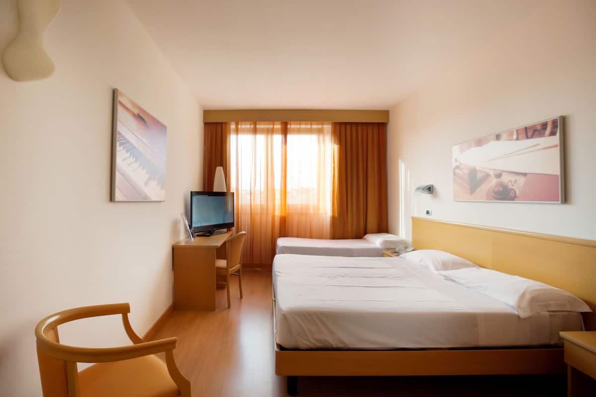 standard triple room | 1 bedroom, premium bedding, minibar, in-room safe