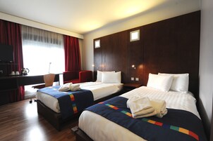 客房内保险箱、办公桌、遮光窗帘、隔音