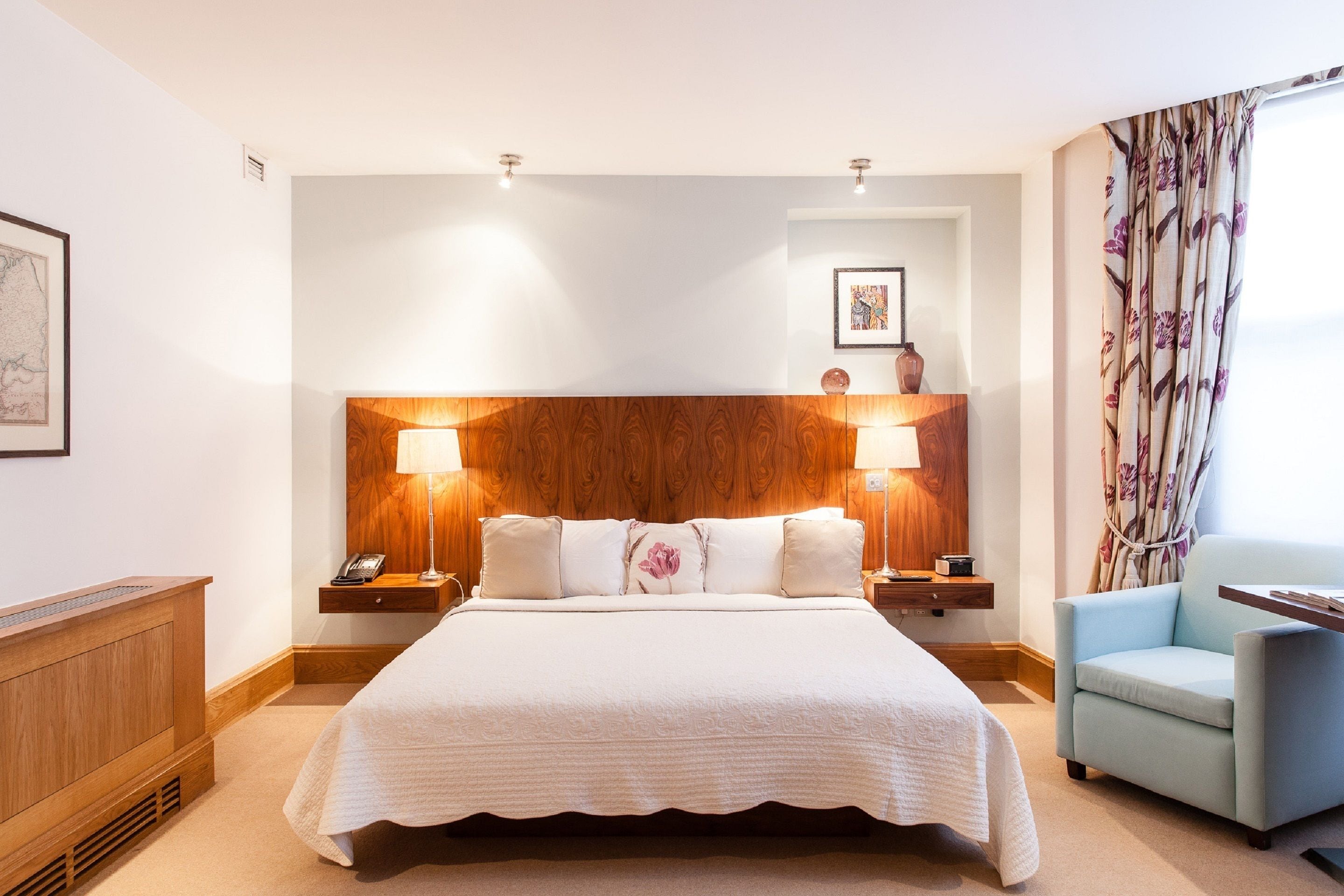 deluxe double room | minibar, in-room safe, desk, blackout curtains