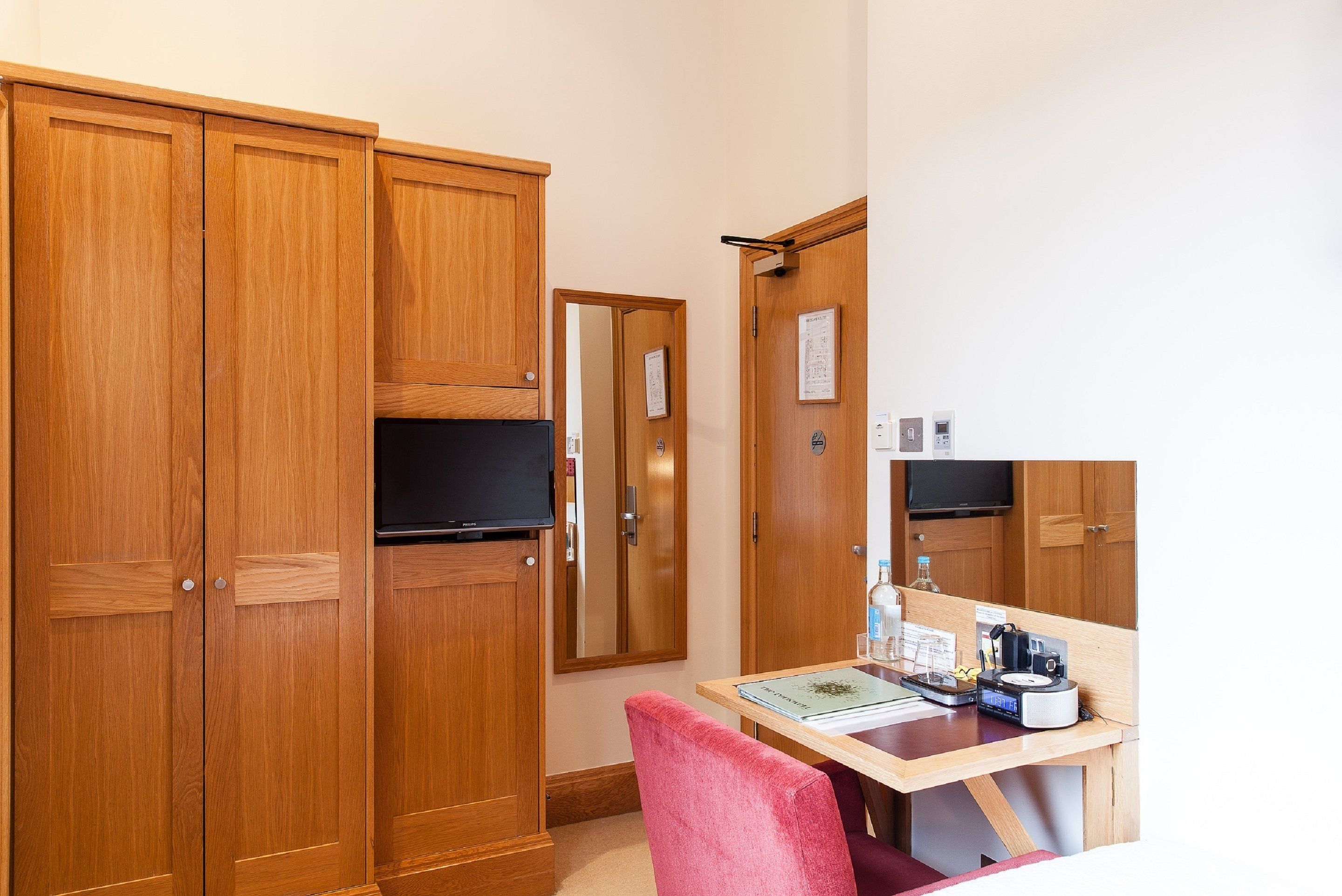 standard single room | minibar, in-room safe, desk, blackout curtains