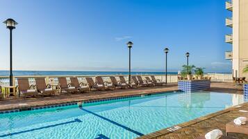 Alberca al aire libre y camastros