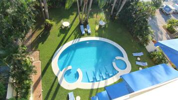 2 albercas al aire libre y camastros