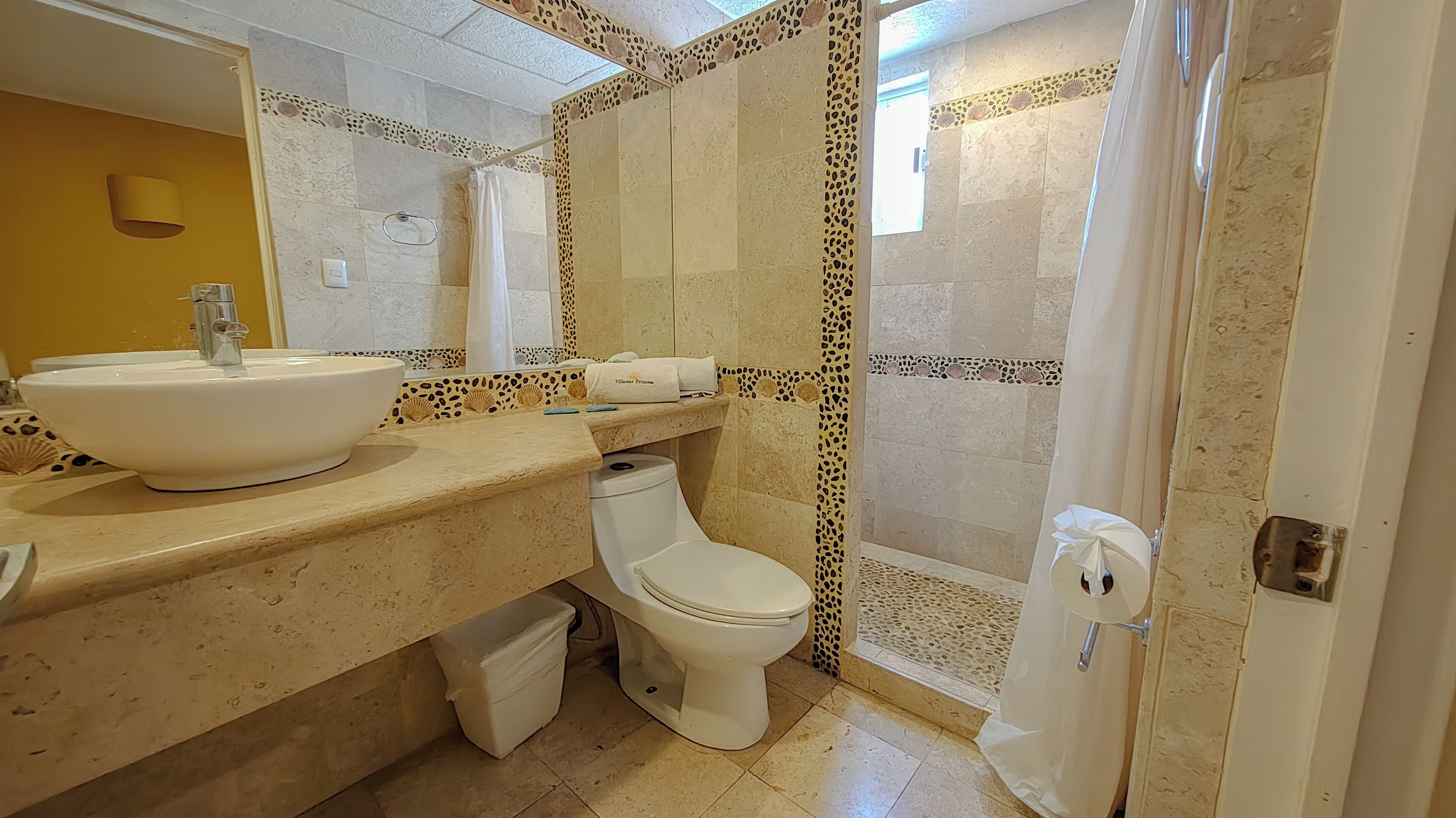 Phòng Suite, 2 phòng ngủ | Phòng tắm | Buồng tắm vòi sen, đồ dùng nhà tắm miễn phí, khăn tắm 
