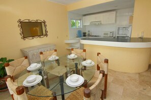 Standard Penthouse, 2 Bedrooms | Private kitchen - Hotel Villamar Princesa Suites (Acapulco)