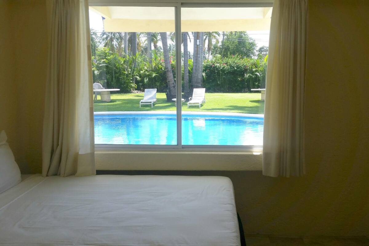 In-room safe, WiFi (free), bed sheets
