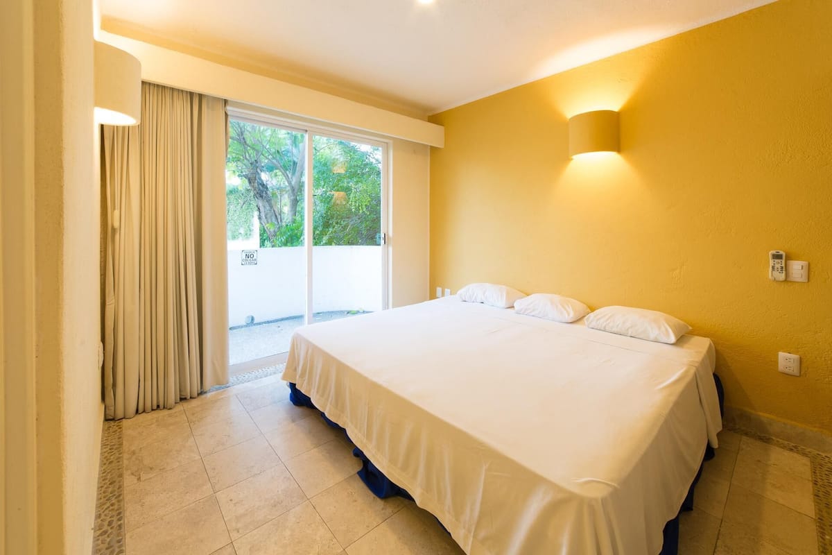 In-room safe, free WiFi, bed sheets
