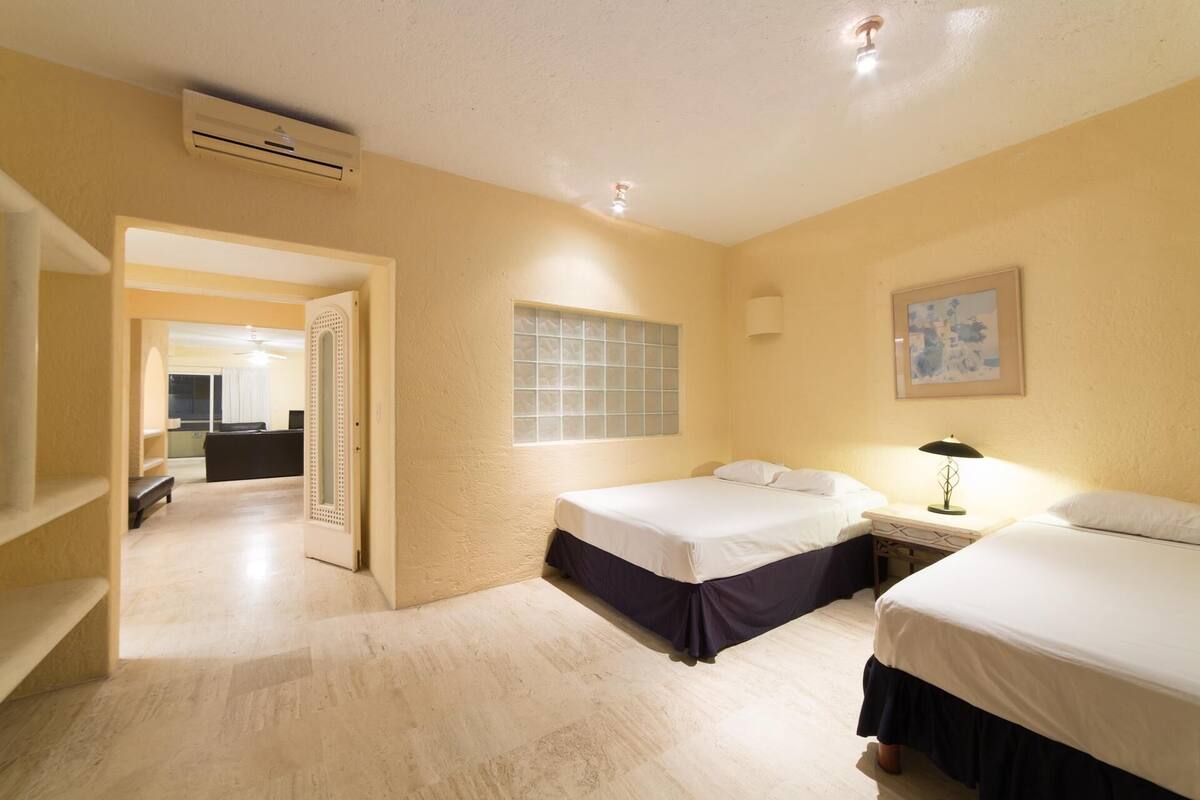 In-room safe, WiFi (free), bed sheets