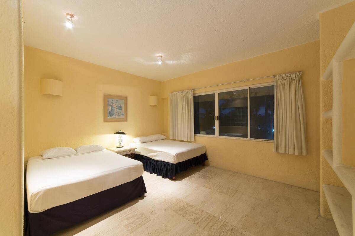 In-room safe, WiFi (free), bed sheets