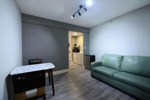 Cofres nos quartos, escrivaninha, cortinas blackout
