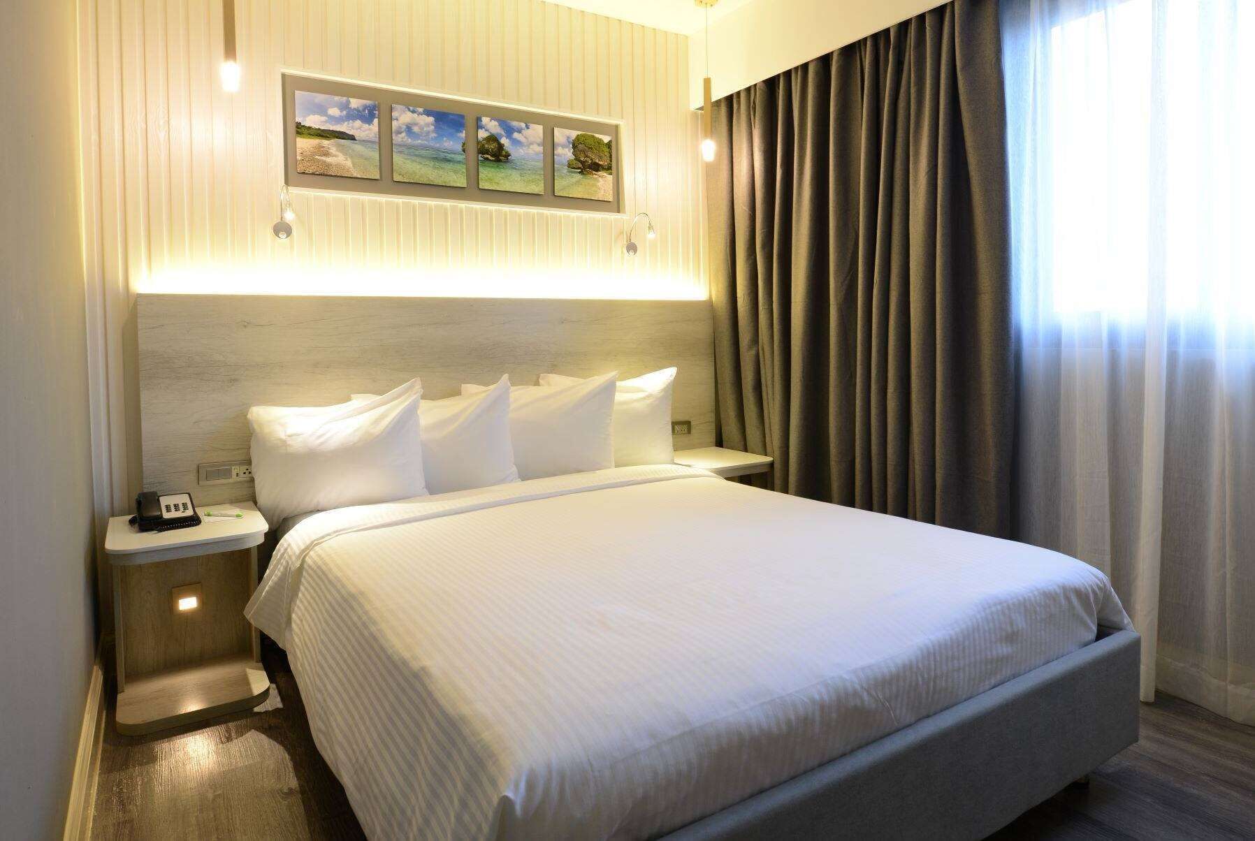 Kamar, 1 Tempat Tidur Queen dengan tempat tidur Sofa, Bebas Asap Rokok | Brankas, meja kerja, tirai kedap cahaya, dan setrika/meja setrika