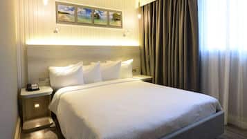 Kamar, 1 Tempat Tidur Queen dengan tempat tidur Sofa, Bebas Asap Rokok | Brankas, meja kerja, tirai kedap cahaya, dan setrika/meja setrika