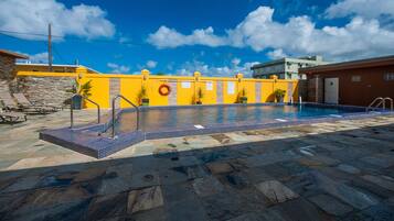 Piscina a l'aire lliure i gandules