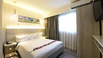 Caixa forta a l'habitació, escriptori i cortines opaques