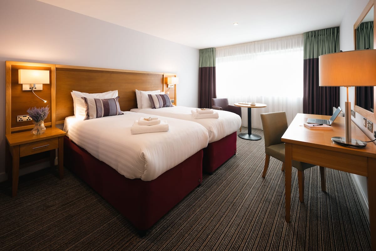 Standard Twin Room | Peti besi dalam bilik, meja, ruang kerja komputer riba