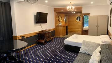 Escritorio y espacio para trabajar con laptop