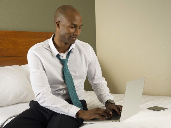 Bureau, accès au Wi-Fi (inclus), literie fournie, réveille-matin