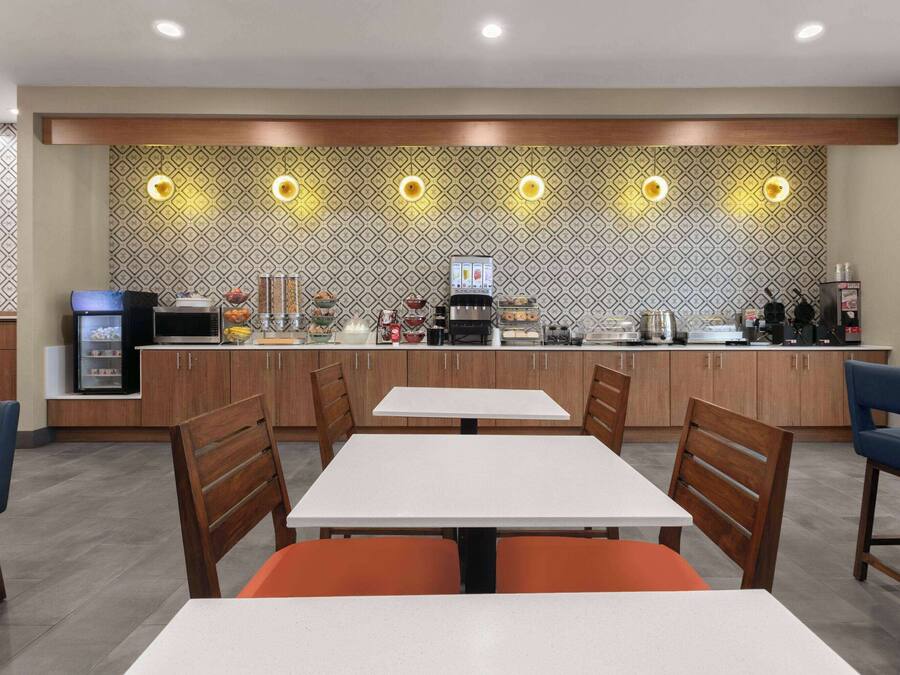 Un restaurante moderno con mostrador, zona de estar y diferentes electrodomésticos.