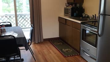 Kühlschrank, Mikrowelle, Wasserkocher mit Kaffee-/Teezubehör, Toaster