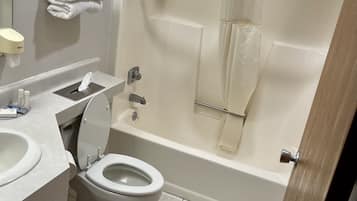 Camera, non fumatori | Bagno | Combinazione doccia/vasca, set di cortesia gratuito, asciugacapelli