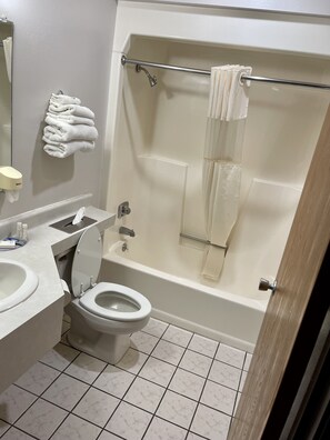 Chambre, non-fumeur | Salle de bain | Ensemble baignoire-douche, articles de toilette (gratuits)