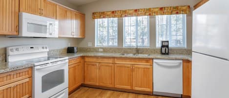 Full-size fridge, microwave, oven, stovetop