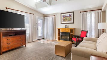 Cabin, 2 Bedrooms, Kitchen | Living room | 46-inch TV with cable channels, DVD player