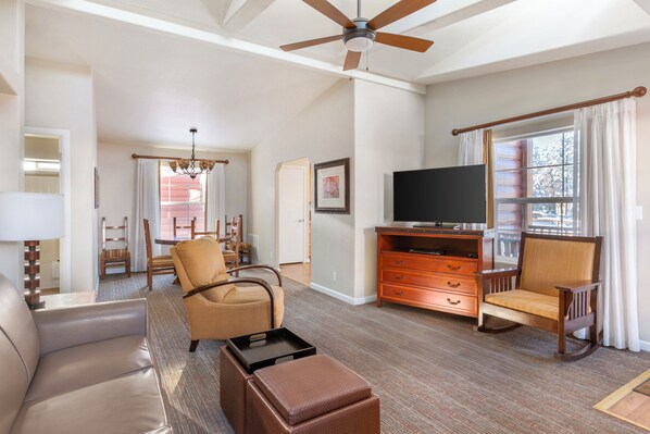 Cabaña, 1 habitación, cocina | Sala de estar | Televisión de 46 pulgadas con canales por cable y reproductor de DVD 