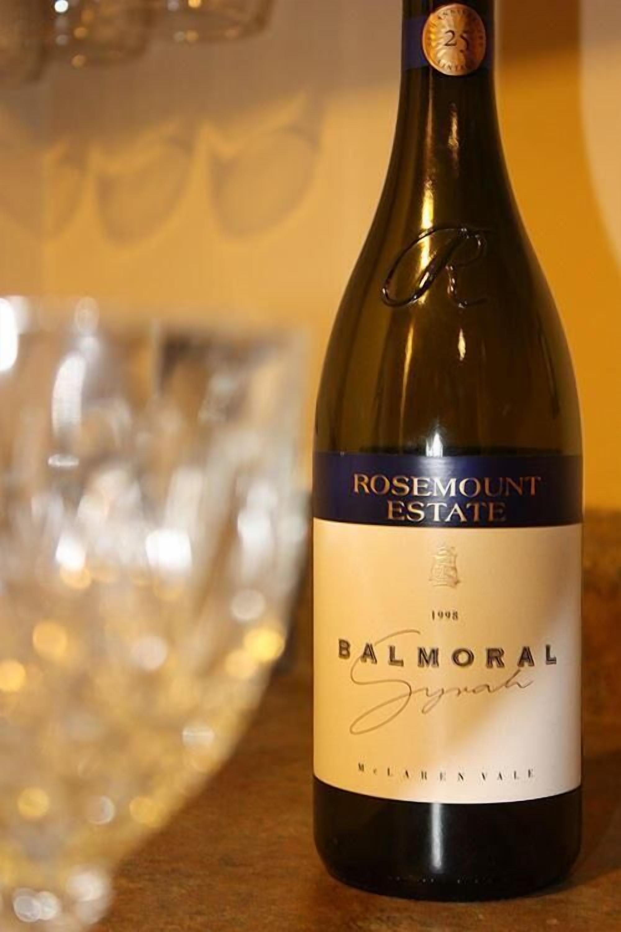 Une bouteille de vin Rosemount Estate Balmoral Syrah, millésime 1998, posée sur un comptoir.