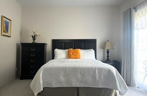 Rom – junior, 1 queensize-seng, balkong | Sengetøy av topp kvalitet, senger med overmadrass og safe på rommet