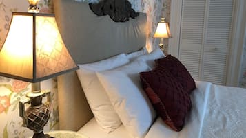 Luxury Room, 1 Queen Bed, Ensuite | Premium bedding, pillowtop beds, in-room safe, blackout drapes