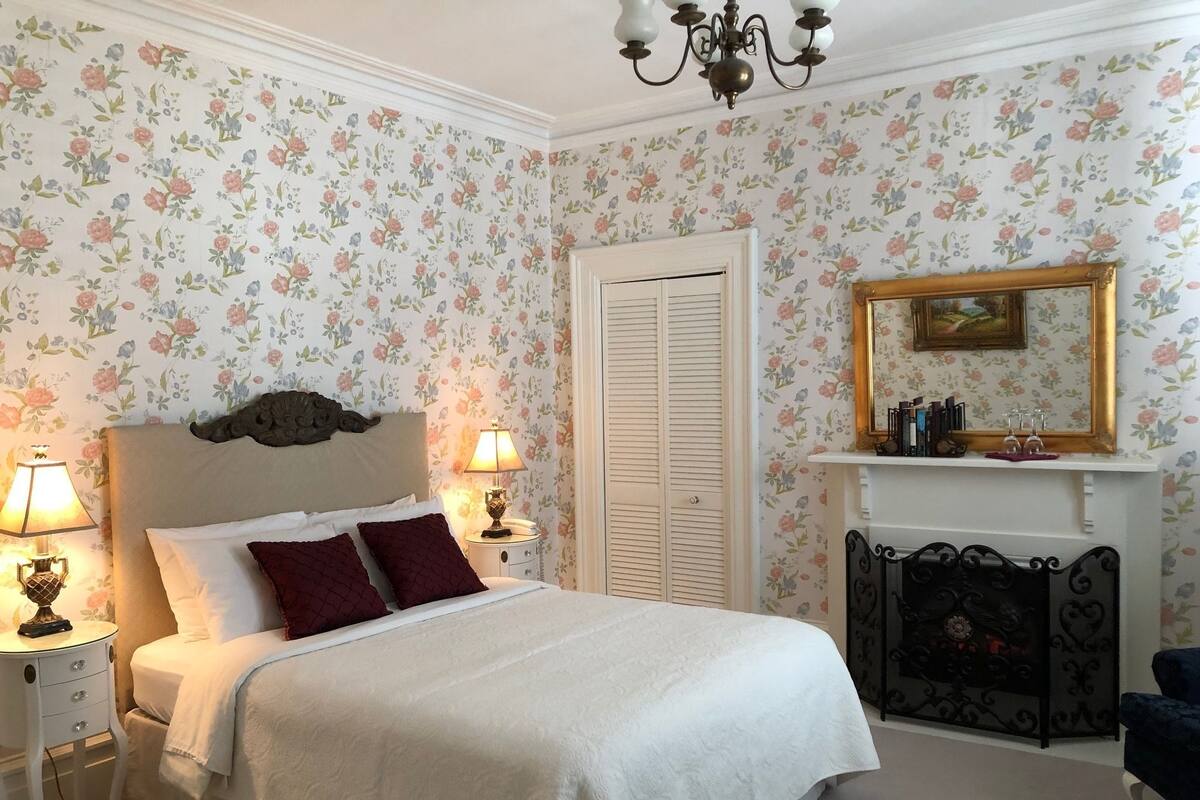 Luxury Room, 1 Queen Bed, Ensuite | Premium bedding, pillowtop beds, in-room safe, blackout drapes