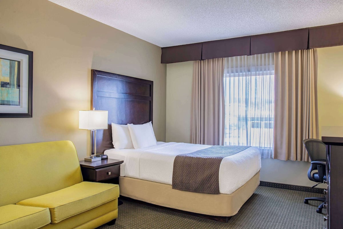 Room, 1 Queen Bed, Non Smoking | Desk, iron/ironing board, free cribs/infant beds, rollaway beds