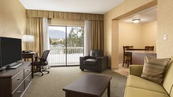 Deluxe Suite, 1 King Bed with Sofa bed, Non Smoking, Jetted Tub (Kitchen)