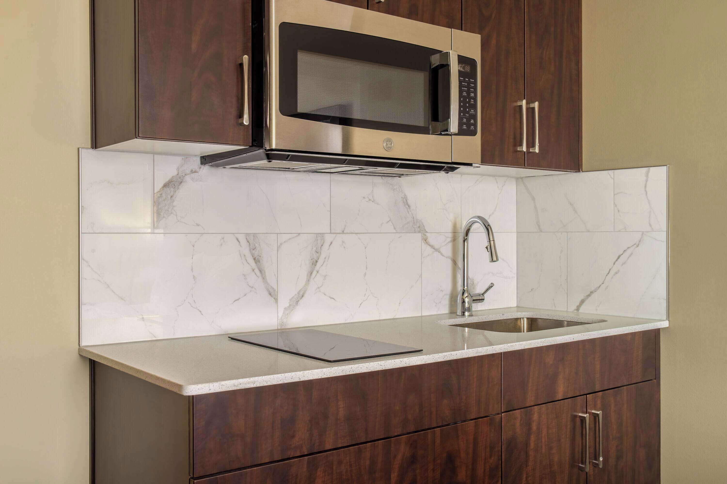 deluxe room, 1 queen bed, non smoking, kitchenette | private kitchen | microwave, coffee/tea maker