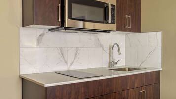 Deluxe Room, 1 Queen Bed, Non Smoking, Kitchenette | Private kitchen | Microwave, coffee/tea maker