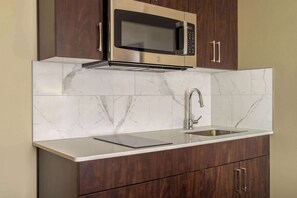 Habitación Deluxe, 1 cama Queen size, para no fumadores, cocineta | Cocina privada | Microondas y cafetera y tetera 