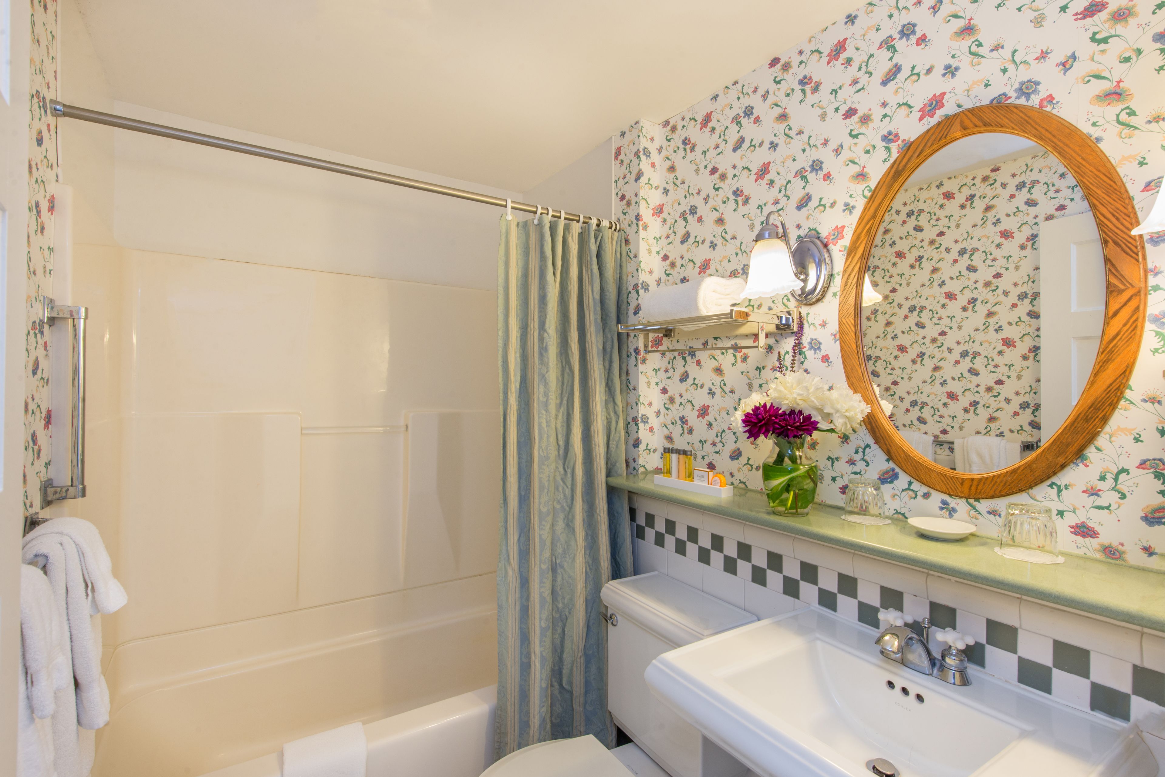 combined shower/bathtub, free toiletries, hair dryer, towels