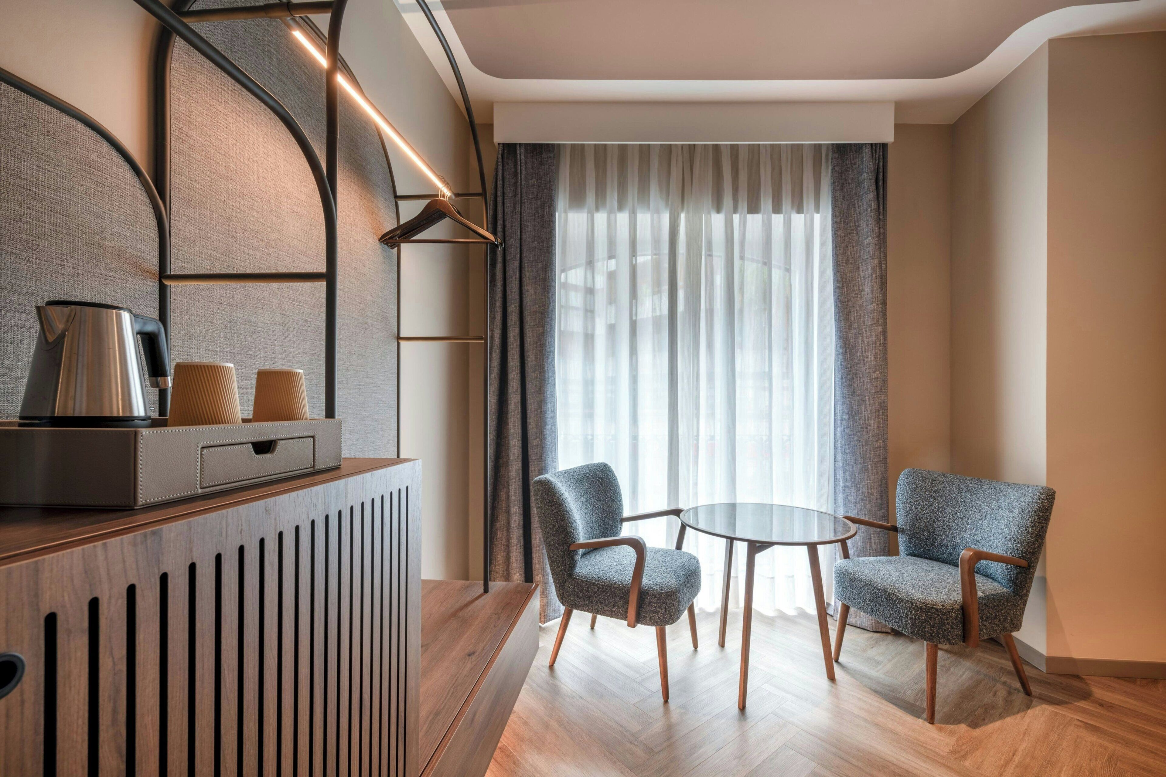Standard Room, 2 Twin Beds | 1 bedroom, minibar, in-room safe, desk