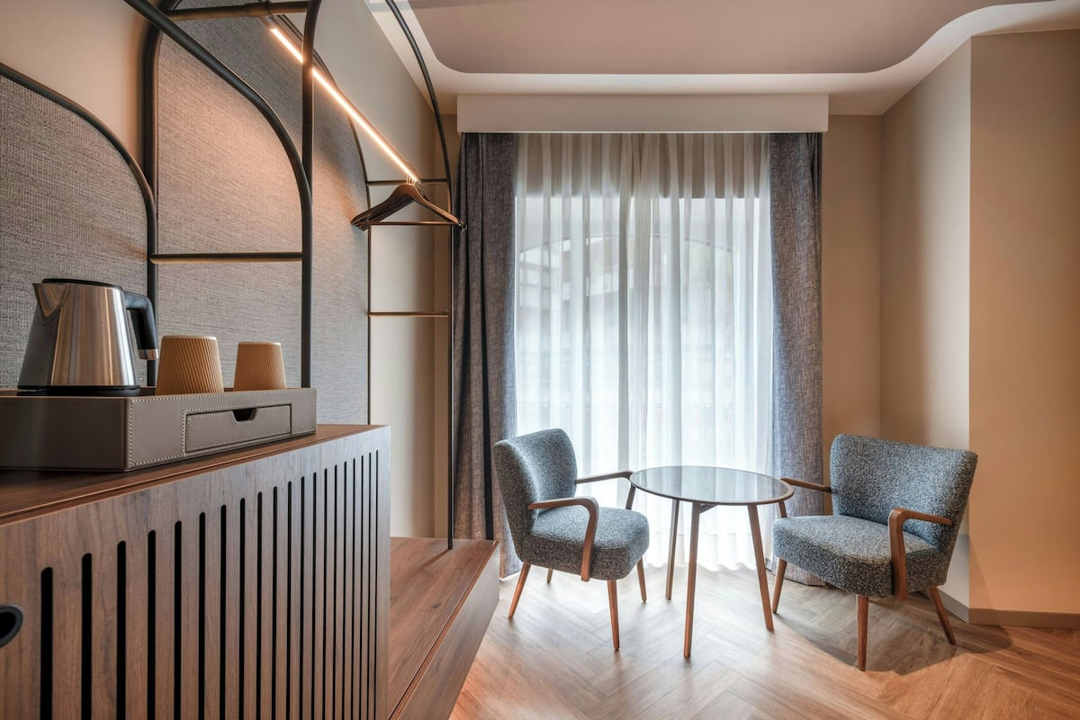 Standard Room, 2 Single Beds | 1 bedroom, minibar, in-room safe, desk