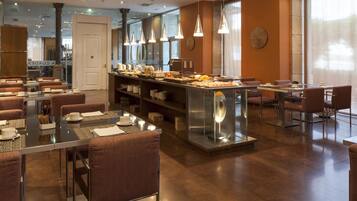 Petit déjeuner buffet (17.60 EUR par personne)