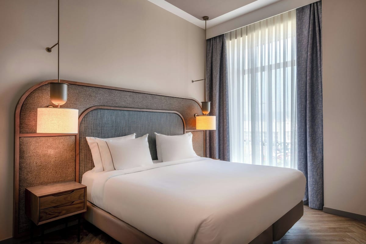 Standard Room, 1 King Bed, Ocean View | 1 bedroom, minibar, in-room safe, desk