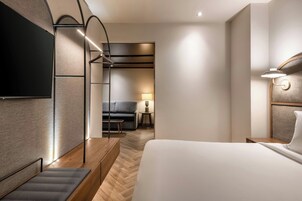 Habitación superior, 1 cama de matrimonio grande | 1 dormitorio, minibar, caja fuerte y escritorio