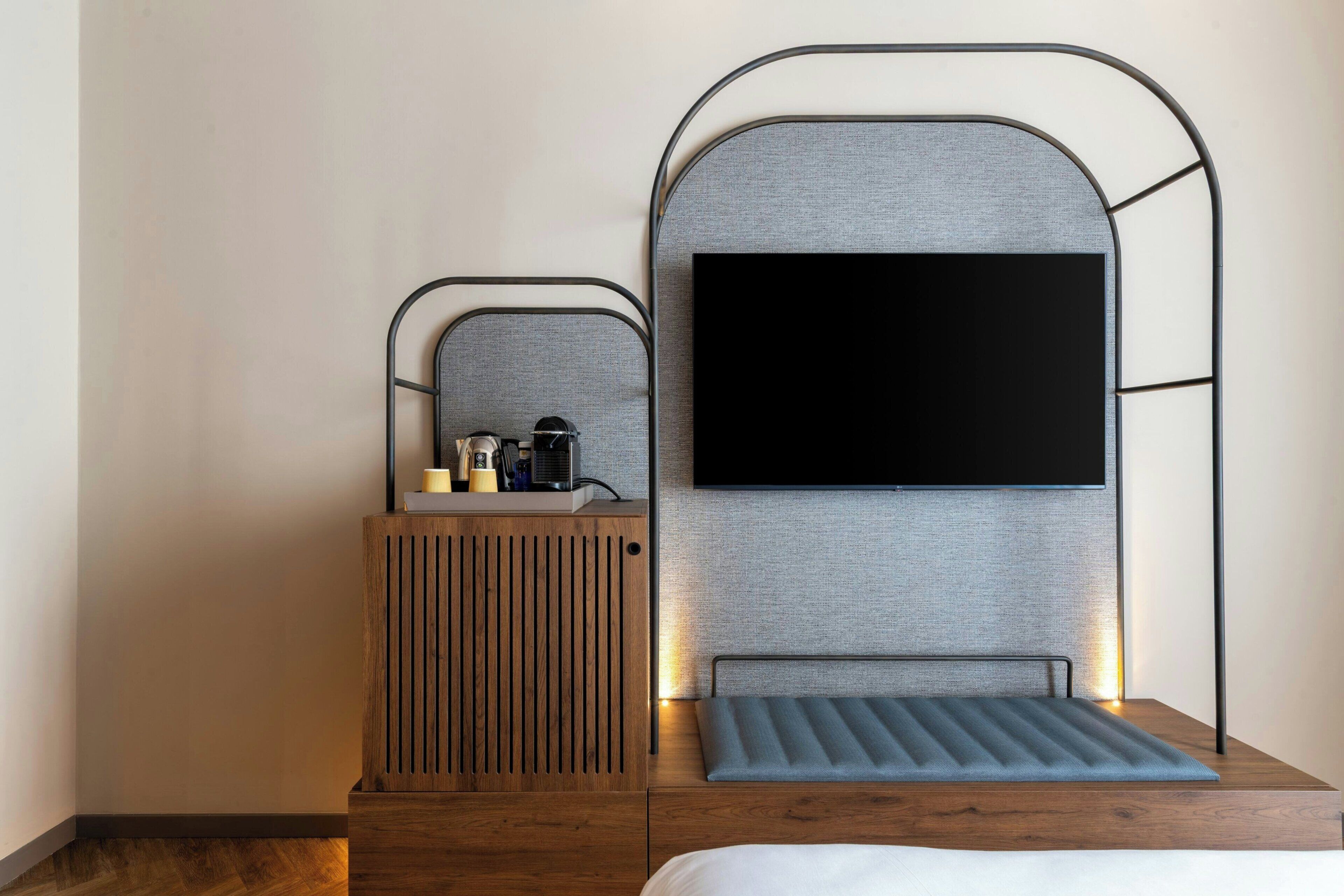 Superior Room, 1 King Bed | 1 bedroom, minibar, in-room safe, desk