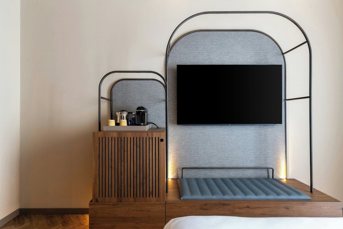 Superior Room, 1 King Bed | 1 bedroom, minibar, in-room safe, desk