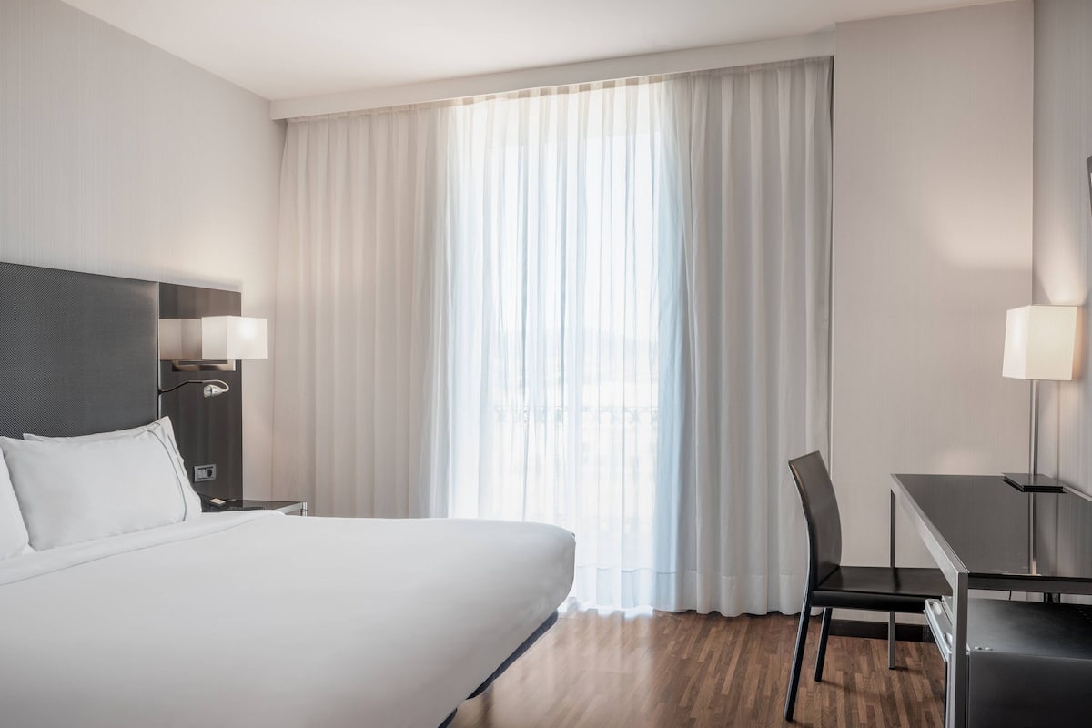 Chambre Standard, 1 trĂšs grand lit | 1 chambre, minibar, coffre-fort, bureau