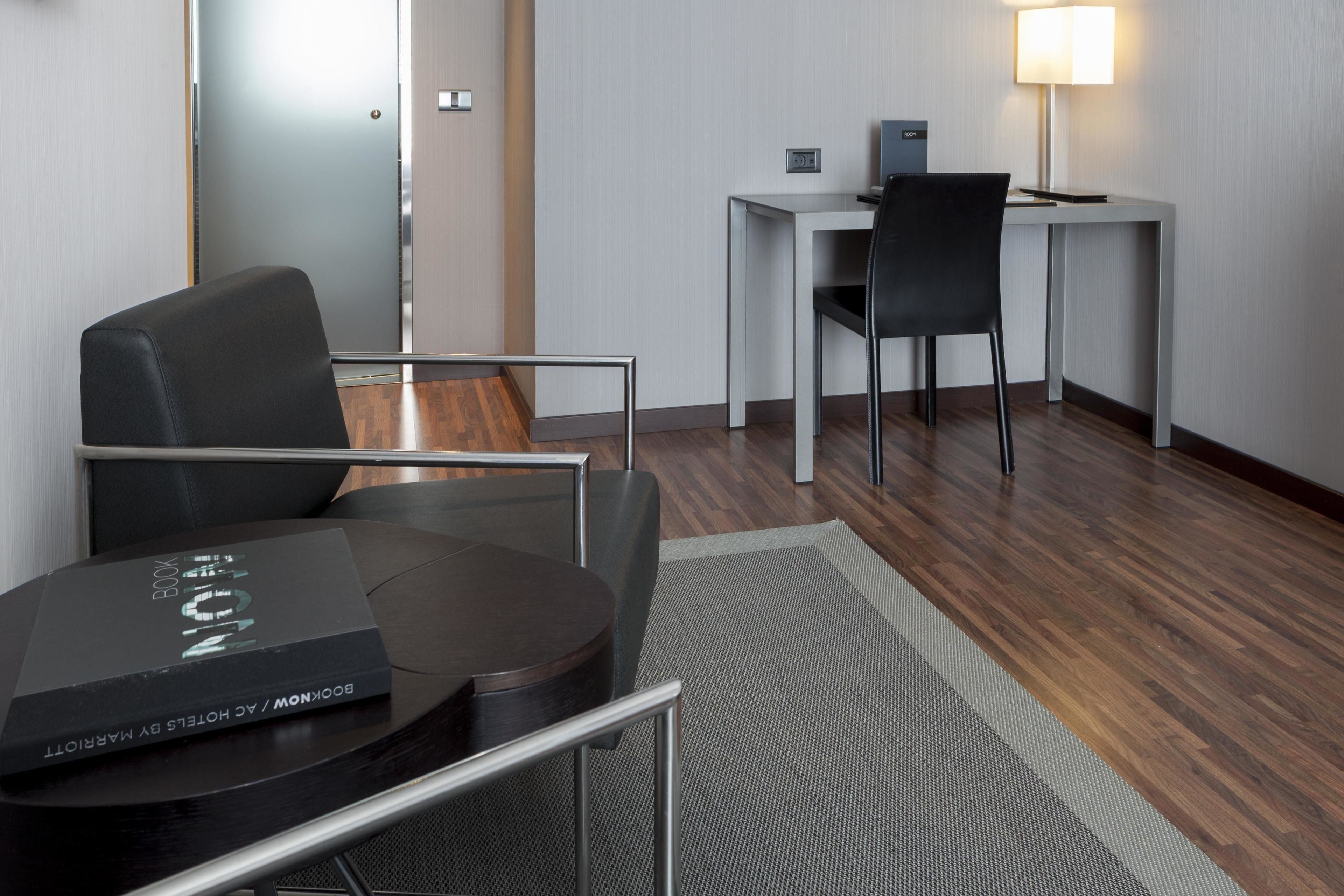 superior room, 1 king bed, non smoking | living area | flat-screen tv