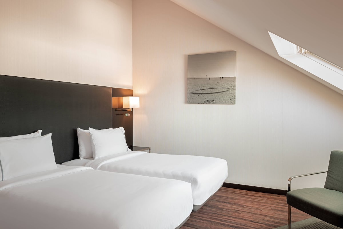 Standard Room, 2 Twin Beds, Non Smoking | 1 bedroom, minibar, in-room safe, desk