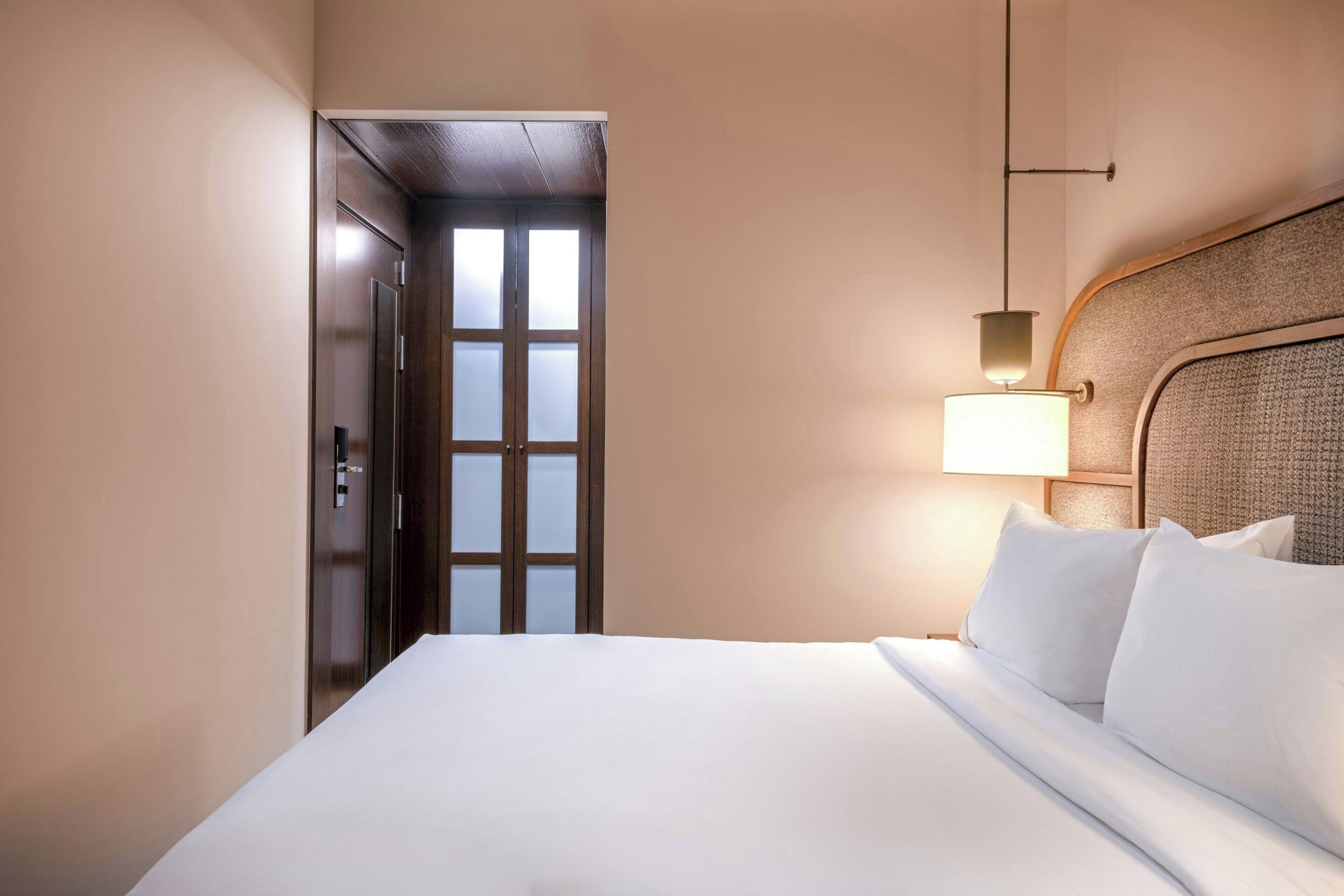Room, 1 Queen Bed | 1 bedroom, minibar, in-room safe, desk